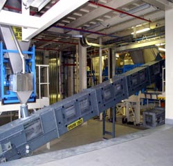 skříňový pásový dopravník sdružený s čisticím hrabicovým (řetězovým) dopravníkem, je určen pro dopravu přísad v technologickém procesu výroby práškových hmot