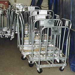 skládání prázdných vozíků